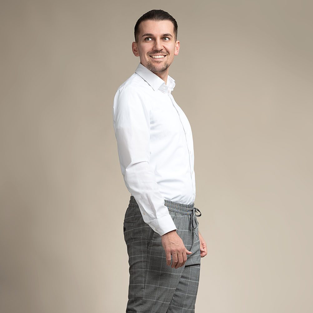 Authentisches Männerportrait: Mann im weißen Hemd, qualitativ hochwertige Businessfotos für den perfekten ersten Eindruck.