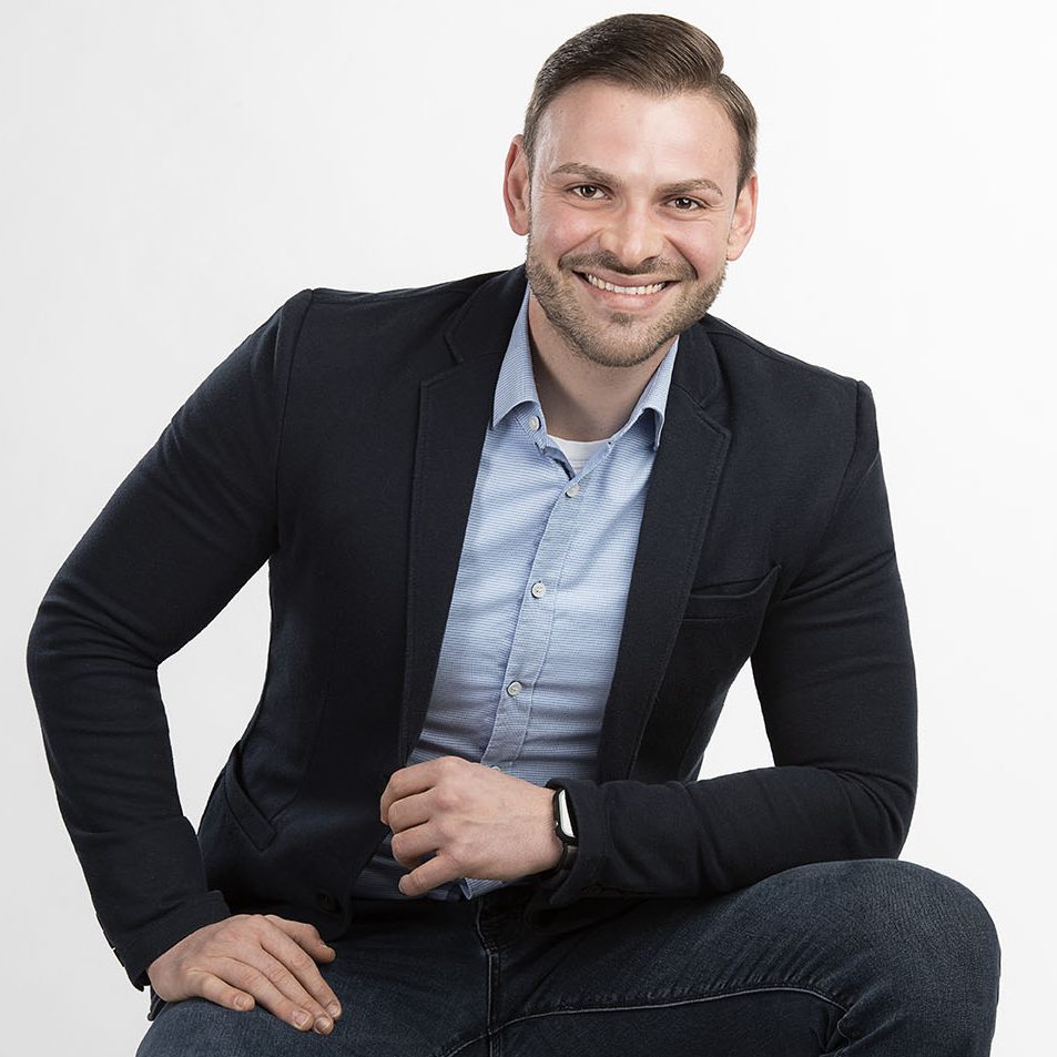 Professionelles Businessportrait eines Mannes im blauen Anzug vor weißem Fotostudio-Hintergrund in Würzburg.